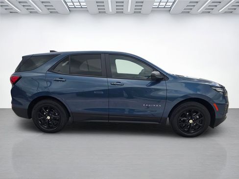 Used 2024 Chevrolet Equinox LS w/ LS Convenience Package FWD image 2