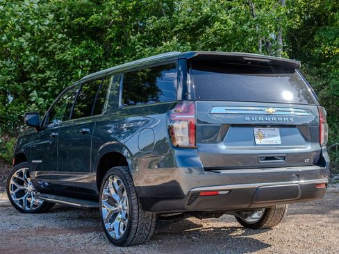 Used 2021 Chevrolet Suburban LT RWD image 3