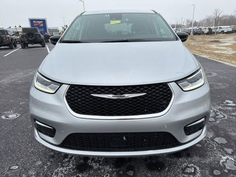 Used 2024 Chrysler Pacifica Touring-L image 12