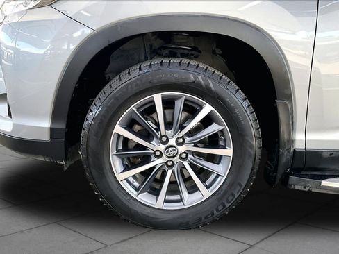 Used 2019 Toyota Highlander XLE FWD image 11