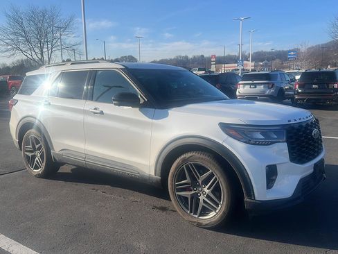 Used 2025 Ford Explorer ST image 2