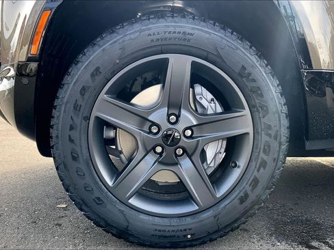 New 2026 Land Rover Defender 110 X-Dynamic SE image 11