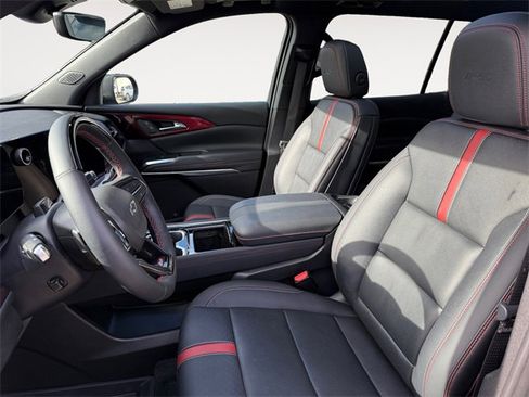 Used 2024 Chevrolet Traverse RS image 9