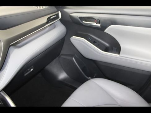 Used 2023 Toyota Highlander XLE FWD image 15