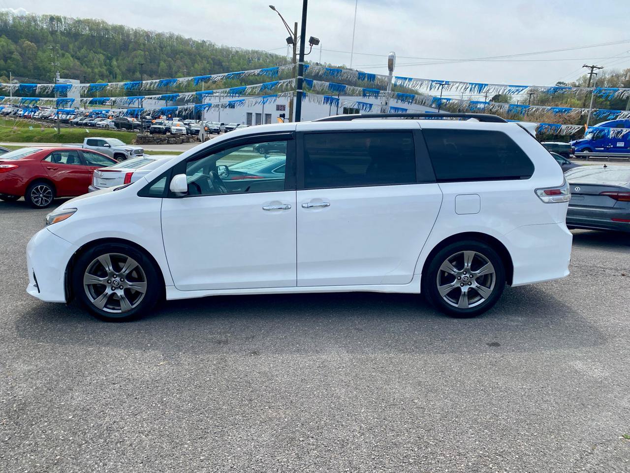 Used 2019 Toyota Sienna SE FWD image 4
