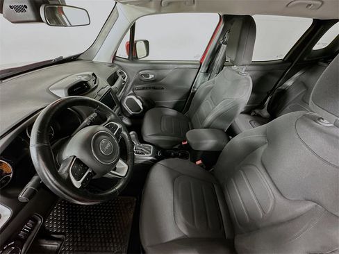 Used 2018 Jeep Renegade Latitude w/ Cold Weather Group image 11