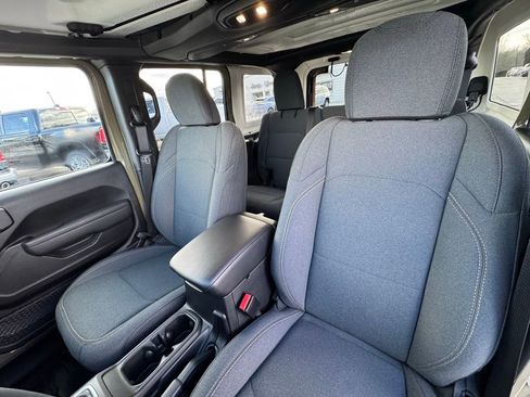 Used 2025 Jeep Wrangler Willys image 18