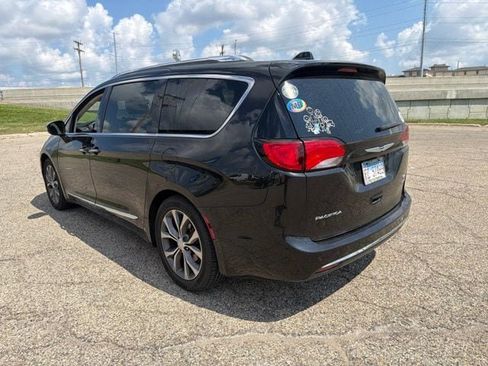 Used 2017 Chrysler Pacifica Limited FWD image 4