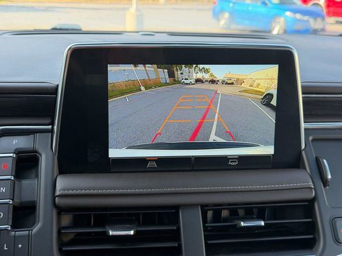 Used 2023 GMC Yukon XL SLT image 2