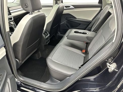 Certified 2025 Volkswagen Taos SE image 23