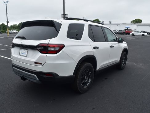 New 2025 Honda Pilot TrailSport image 3