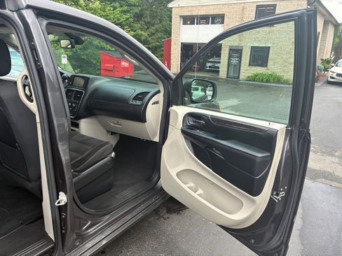 Used 2019 Dodge Grand Caravan SE FWD image 16
