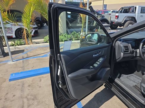 Used 2025 Nissan Rogue SV FWD image 10