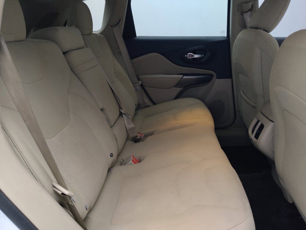 Used 2019 Jeep Cherokee Latitude w/ Popular Appearance Group FWD image 19