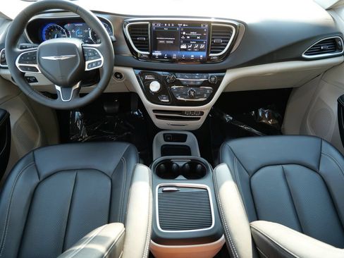 Used 2024 Chrysler Pacifica Touring-L FWD image 16