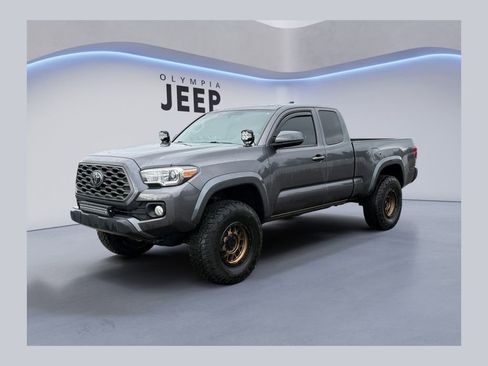 Used 2017 Toyota Tacoma SR5 w/ Tow Package image 1