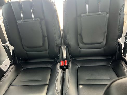 Used 2018 Ford Explorer XLT w/ Equipment Group 202A AWD/4WD image 11