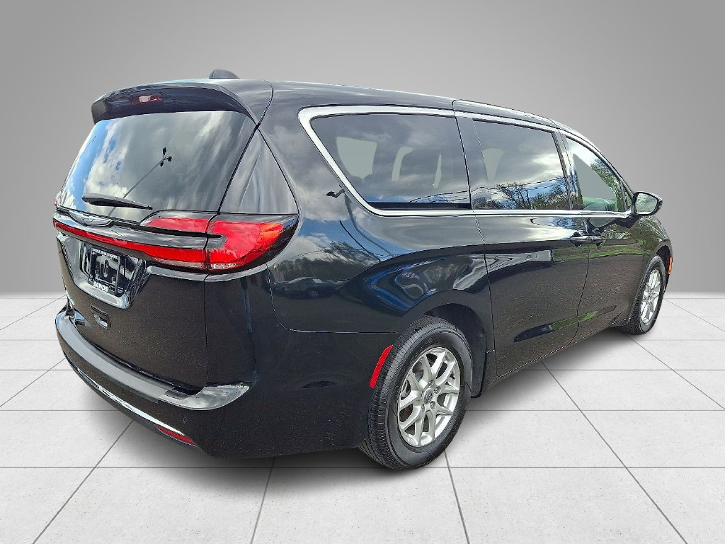 Used 2024 Chrysler Pacifica Touring-L FWD image 6