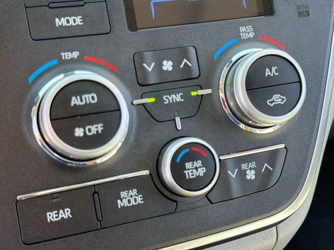 Used 2018 Toyota Sienna XLE w/ XLE Navigation Package FWD image 17