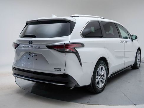 Used 2022 Toyota Sienna Limited image 5