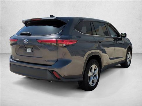 Used 2023 Toyota Highlander L FWD image 3