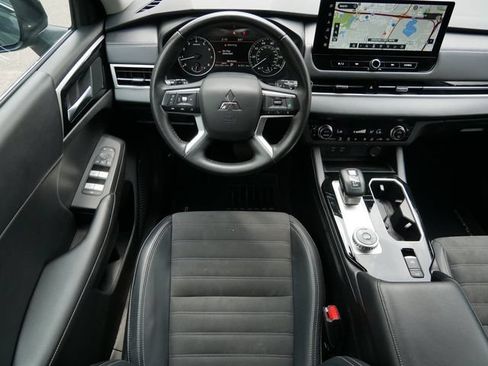 Used 2025 Mitsubishi Outlander AWD image 11