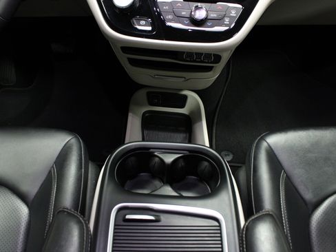 Used 2024 Chrysler Pacifica Touring-L image 21