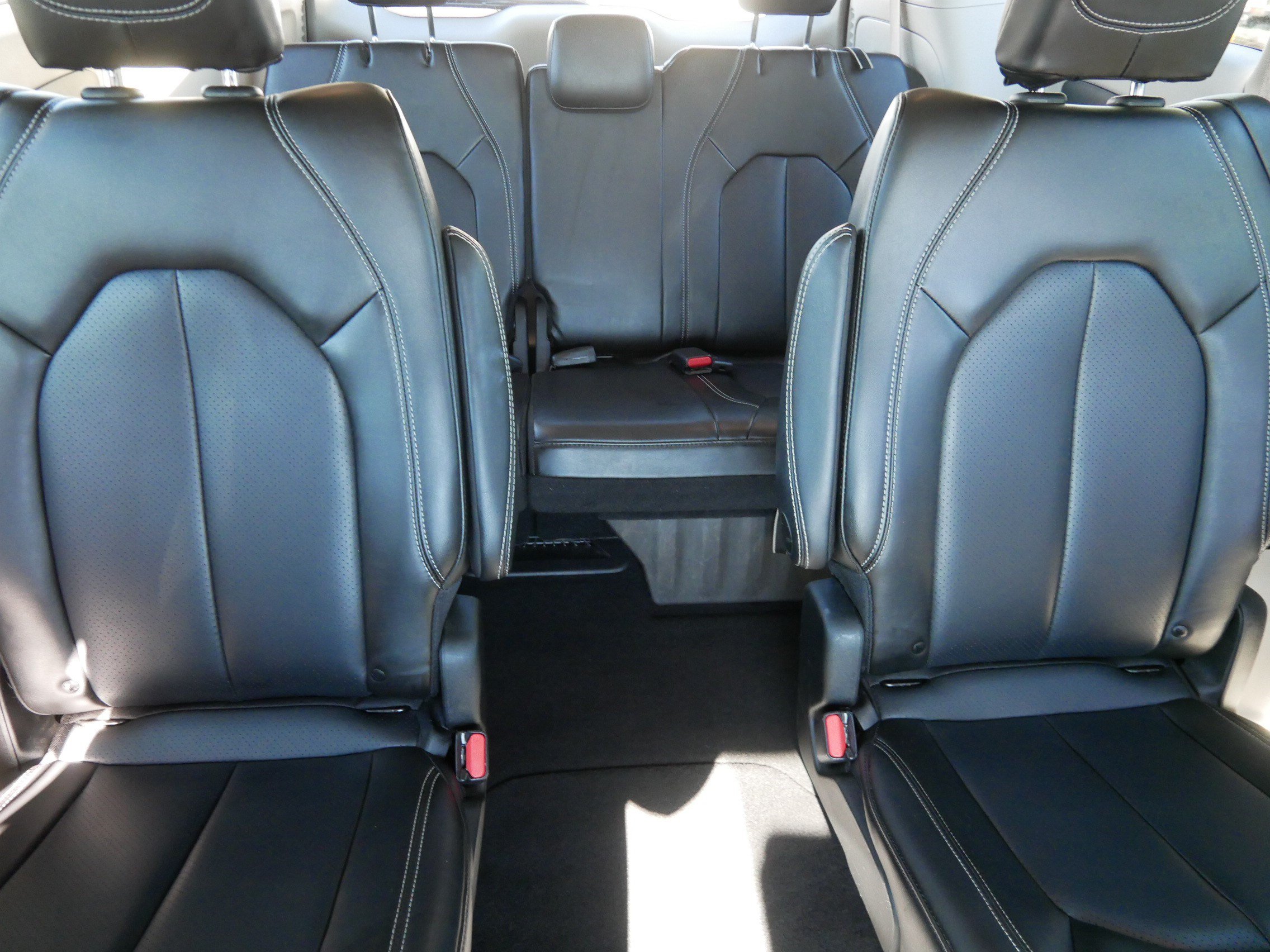 Used 2023 Chrysler Pacifica Touring-L FWD image 13