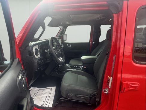 Used 2025 Jeep Wrangler Sahara image 38