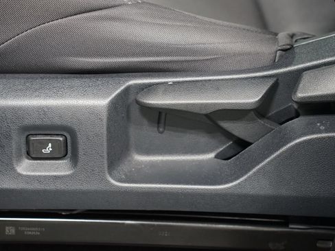Certified 2025 Toyota Tacoma SR5 AWD/4WD image 34