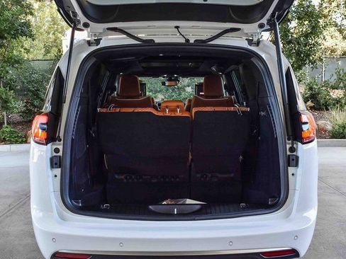 New 2026 Chrysler Pacifica Pinnacle w/ Trailer Tow Group AWD/4WD image 25
