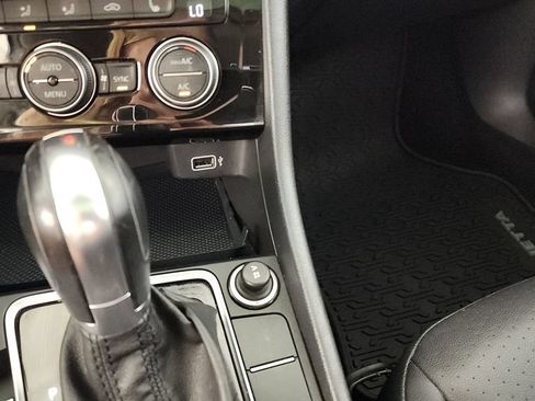 Used 2019 Volkswagen Jetta SE FWD image 17