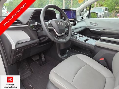 Certified 2025 Toyota Sienna XLE FWD image 27