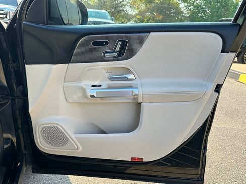 Used 2023 Mercedes-Benz GLB 250 4MATIC w/ Premium Package image 39
