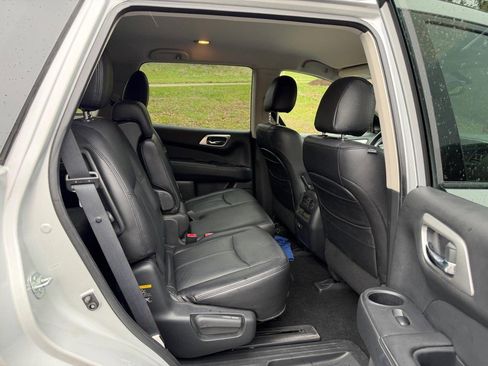 Used 2020 Nissan Pathfinder SV image 9