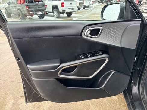 Used 2022 Kia Soul LX image 21