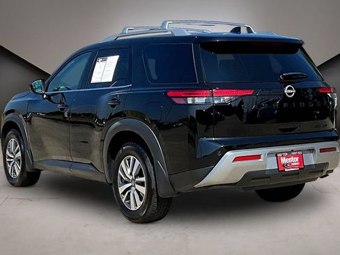 Certified 2024 Nissan Pathfinder SL w/ Black Appearance Package AWD/4WD image 4