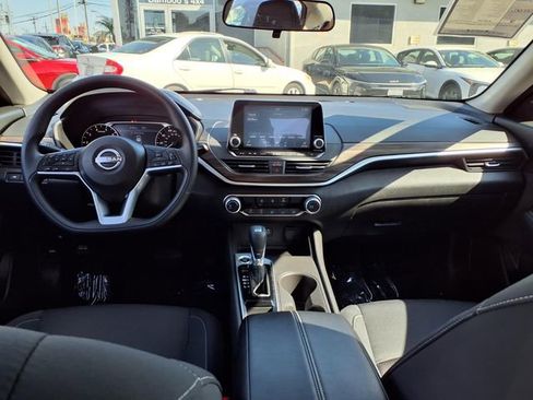 Used 2025 Nissan Altima 2.5 SV FWD image 12