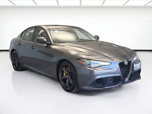 Used 2018 Alfa Romeo Giulia image 3