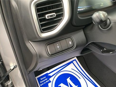 Used 2025 Hyundai Venue SEL image 11