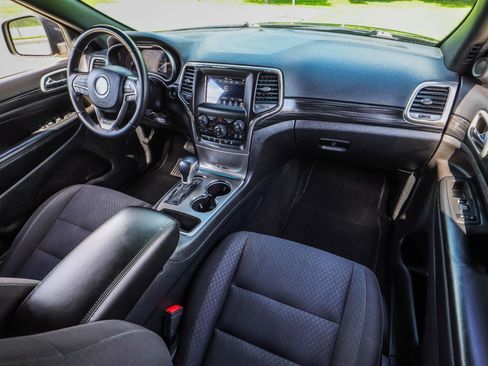 Used 2019 Jeep Grand Cherokee Laredo w/ Security & Convenience Group RWD image 30