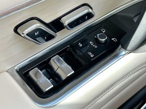 Used 2024 Land Rover Range Rover Autobiography AWD/4WD image 18