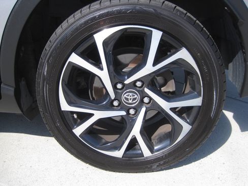 Used 2018 Toyota C-HR XLE FWD image 12