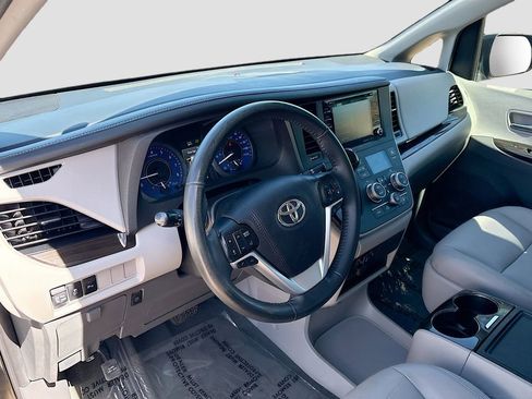 Used 2020 Toyota Sienna XLE w/ XLE Navigation Package FWD image 9