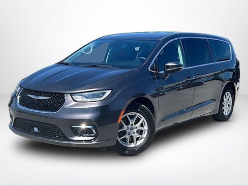 Used 2023 Chrysler Pacifica Touring-L FWD image 2