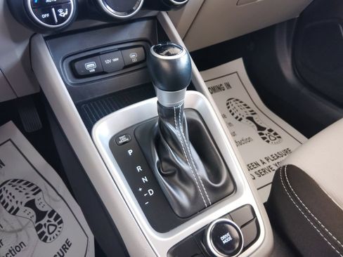 Used 2025 Hyundai Venue SEL FWD image 23