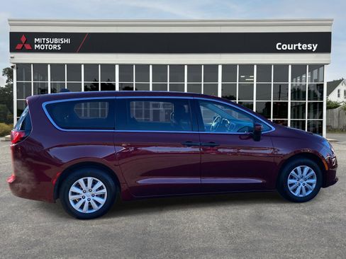 Used 2020 Chrysler Voyager L image 7