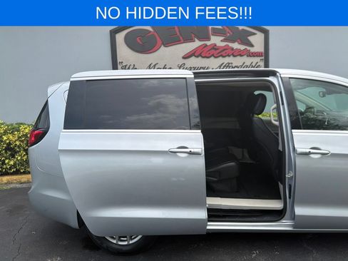 Used 2023 Chrysler Pacifica Touring-L FWD image 32