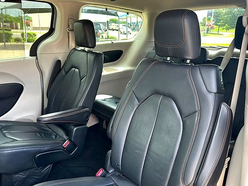 Used 2019 Chrysler Pacifica Touring-L FWD image 19
