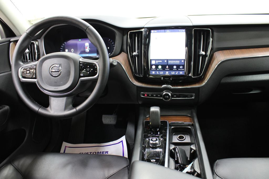 Used 2024 Volvo XC60 B5 Plus AWD/4WD image 9